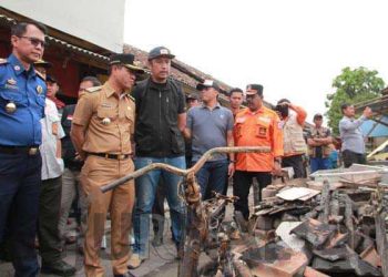 Tinjau Lokasi Kebakaran di Desa Sukamenak, Bupati Akan Dorong Anggaran untuk Bangun Kembali Rumah