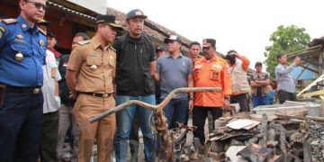 Tinjau Lokasi Kebakaran di Desa Sukamenak, Bupati Akan Dorong Anggaran untuk Bangun Kembali Rumah