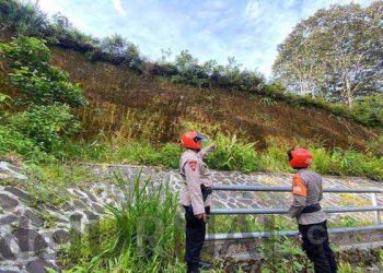 Patroli Sar Sat Brimob Polda Jabar Cek Tebing Rawan Longsor Wilayah Desa Cikole Lembang di Musim Penghujan