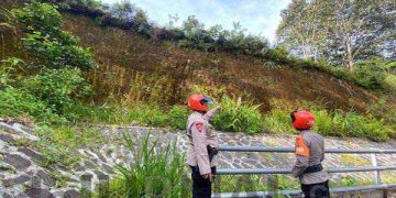 Patroli Sar Sat Brimob Polda Jabar Cek Tebing Rawan Longsor Wilayah Desa Cikole Lembang di Musim Penghujan