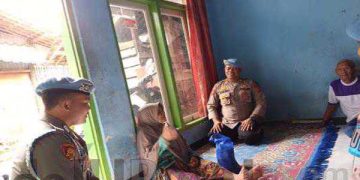Bentuk Kepedulian Antar Sesama, Polisi Berikan Bansos Pada Warga Kurang Mampu