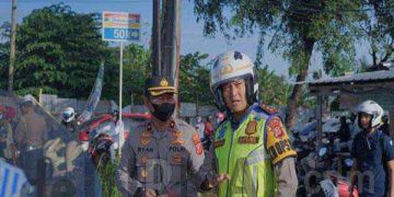 Kapolres Karawang Turun Langsung Atur Lalin Di Objek Vital Pertigaan Jalan Cidomba