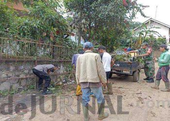 Bangun Kedekatan Dengan Masyarakat, Polisi Pimpin Langsung Kerja Bakti di Sepanjang Jalan Cisagatan