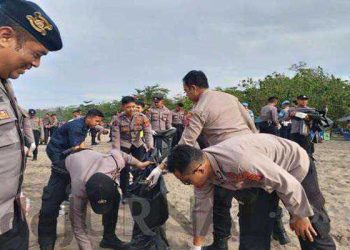 Polisi  Bersihkan Sampah Pantai Barat Pangandaran Bersama Wisatawan