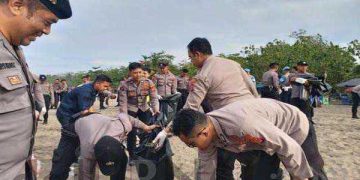 Polisi  Bersihkan Sampah Pantai Barat Pangandaran Bersama Wisatawan