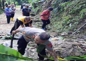Polisi Cek dan Bantu Evakuasi Material Longsor Menutupi Jalan Desa Hegarmanah