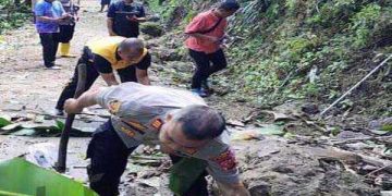 Polisi Cek dan Bantu Evakuasi Material Longsor Menutupi Jalan Desa Hegarmanah