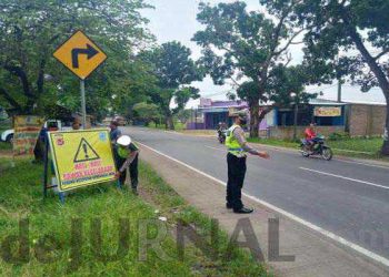 Polisi Pasang Spanduk Himbauan di Daerah Rawan Laka Lantas Majalengka