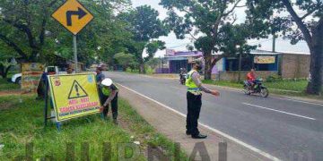 Polisi Pasang Spanduk Himbauan di Daerah Rawan Laka Lantas Majalengka
