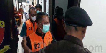 Penampakan dua dari tiga tersangka kasus dugaan SPK bodong yang telah ditetapkan oleh Kejari Kabupaten Sukabumi.