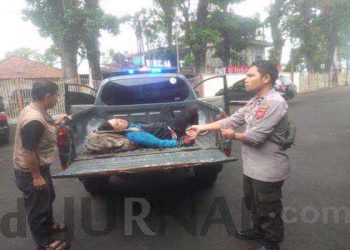 Kabid Humas Polda Jabar : Polisi  Bantu Evakuasi Korban Kecelakaan Lalu Lintas Pengendara Sepeda Motor Tabrak Truk
