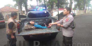 Kabid Humas Polda Jabar : Polisi  Bantu Evakuasi Korban Kecelakaan Lalu Lintas Pengendara Sepeda Motor Tabrak Truk