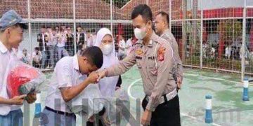 Kabid Humas Polda Jabar : Polisi Bagikan Helm Gratis Kepada Pengguna Jalan dan Anak Sekolah