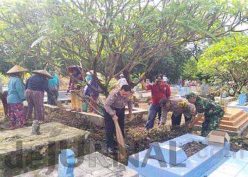 Sinergitas TNI-Polri di Ligung Bersama Warga Gelar Jum’at Bersih