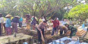 Sinergitas TNI-Polri di Ligung Bersama Warga Gelar Jum’at Bersih