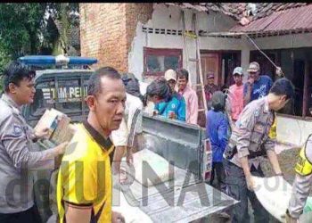Kabid Humas Polda Jabar : Polisi Berikan Bantuan Renovasi Rumah Warga Kurang Mampu di Desa Garawangi