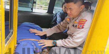 kabid humas polda jabar : Sigap Polisi  Bantu Penumpang Angkot Yang Pingsan Bikin Orang Kagum