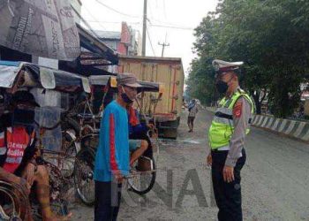 Kabid Humas Polda Jabar : Ops Keselamatan Lodaya 2023, Polisi Imbau Abang Becak di Pasar Kadipaten