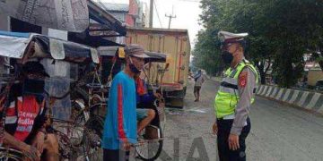 Kabid Humas Polda Jabar : Ops Keselamatan Lodaya 2023, Polisi Imbau Abang Becak di Pasar Kadipaten