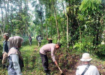 Waspadai Potensi Bencana, Polsek Cimalaka Gotong Royong Bersama Warga Bersihkan Saluran
