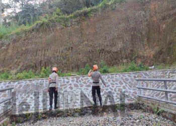 Tim Sar Sat Brimob Polda Jabar,  Patroli Cek Tebing Rawan Longsor di Wilayah Kecamatan Lembang