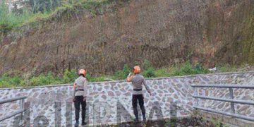Tim Sar Sat Brimob Polda Jabar,  Patroli Cek Tebing Rawan Longsor di Wilayah Kecamatan Lembang
