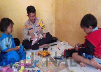 Polisi Berbagi Kebahagiaan Dengan Anak Yatim Piatu