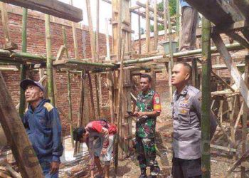 Antisipasi Gangguan Kamtibmas, Polsek Paseh Gandeng Koramil Paseh Laksanakan Patroli Jalan Kaki