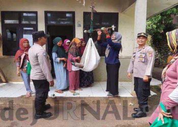 Kabid Humas Polda Jabar : Kepedulian Terhadap Kesehatan Balita, Polisi Turun Langsung Bantu Kegiatan Posyandu