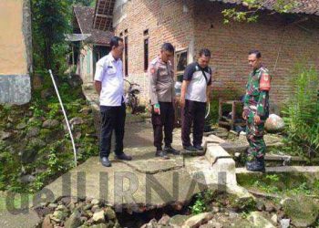 Kabid Humas Polda Jabar : Polisi  Bersama Koramil Cibingbin Cek Lokasi Jalan Yang Ambles Karena Hujan