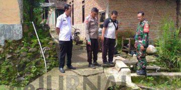 Kabid Humas Polda Jabar : Polisi  Bersama Koramil Cibingbin Cek Lokasi Jalan Yang Ambles Karena Hujan