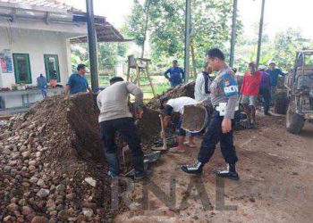 Kabid Humas Polda Jabar : Bentuk Bakti  Pada Masyarakat, Polisi Bersama Warga Gotong Royong Perbaikan Jalan Desa