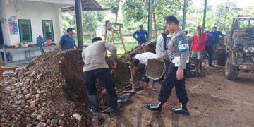 Kabid Humas Polda Jabar : Bentuk Bakti  Pada Masyarakat, Polisi Bersama Warga Gotong Royong Perbaikan Jalan Desa