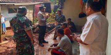 Kabid Humas Polda Jabar : Peduli Korban Bencana Alam, Polisi Datangi Korban Bencana Tanah Longsor
