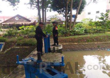 Hujan Deras Mengguyur Personil Siaga Sar Sat Brimob Polda Jabar Cek Ketinggian Air Sungai
