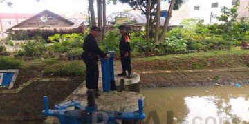 Hujan Deras Mengguyur Personil Siaga Sar Sat Brimob Polda Jabar Cek Ketinggian Air Sungai