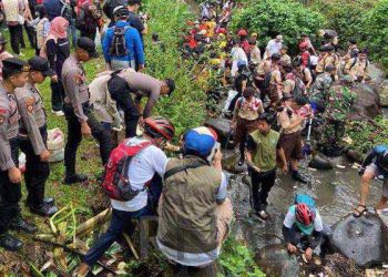 Polisi Bersih-Bersih Sampah Ciliwung di KRB