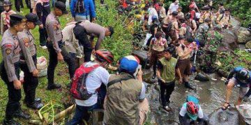 Polisi Bersih-Bersih Sampah Ciliwung di KRB