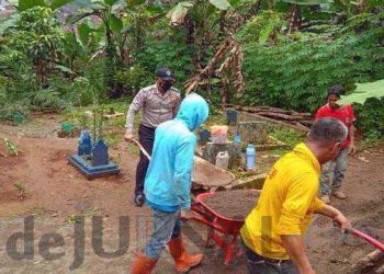 Polisi Gotong Royong Bersama Warga Bersihkan TPU