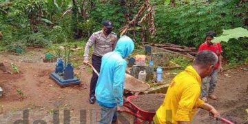Polisi Gotong Royong Bersama Warga Bersihkan TPU