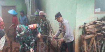 Pasca Tanah Longsor, Polisi Bersinergi Dengan Muspika dan Masyarakat Bersihkan Material Tanah