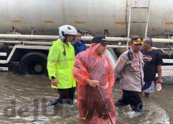 Salut, kapolres Dorong Kendaraan Mogok Ditengah Banjir