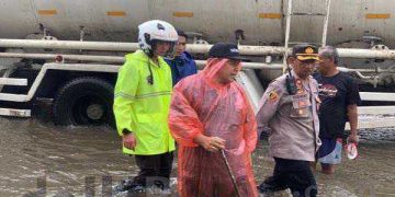 Salut, kapolres Dorong Kendaraan Mogok Ditengah Banjir