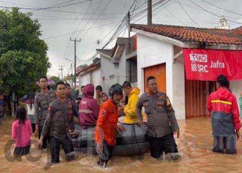 Polisi Rela Terjang Banjir, Demi Evakuasi Warga Ke Tempat Aman