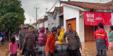 Polisi Rela Terjang Banjir, Demi Evakuasi Warga Ke Tempat Aman