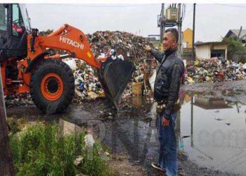 Kepala UPT PS Wilayah Baleendah Arip Saripudin meninjau langsung proses pengangkutan sampah di Pasar Baleendah. (Sopandi/dejurnal.com).