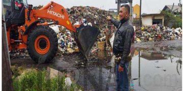 Kepala UPT PS Wilayah Baleendah Arip Saripudin meninjau langsung proses pengangkutan sampah di Pasar Baleendah. (Sopandi/dejurnal.com).