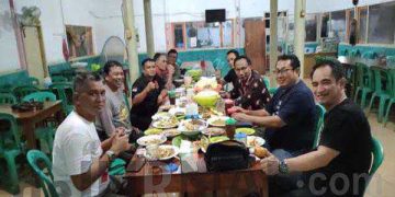Hadiri Lokakarya Pers di Indramayu, Ketum SMSI Disuguhi Gombyang Manyung