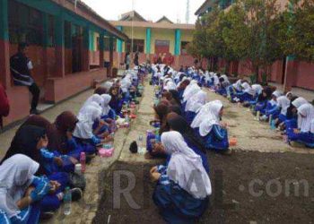 Rayakan Hari Jadi Garut, Guru dan Siswa SMPN 4 Bayongbong Gelar Ngaliwet Bareng