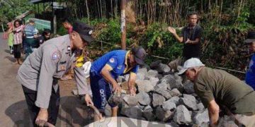 Polisi Monitoring Kerja Bakti Warga Pengerasan Jalan Dusun di Desa Sukadana